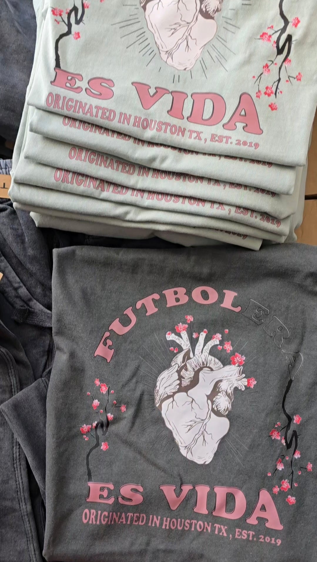 Classic Tee - "Futbol es Vida"